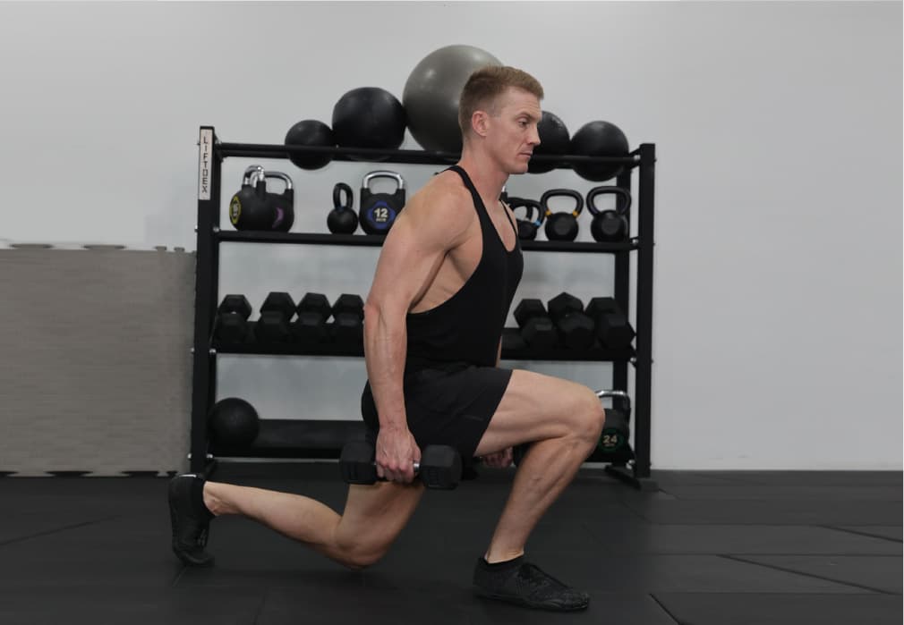 how to perform alternating lunges